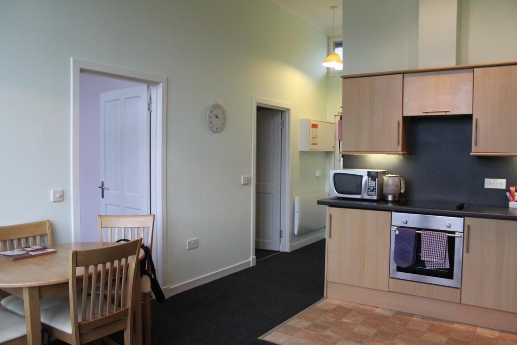 The Old School Apartment Dalavich Bagian luar foto