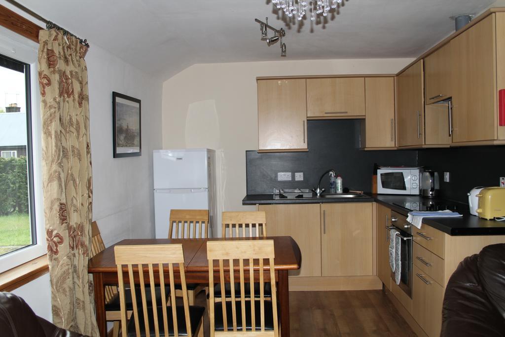The Old School Apartment Dalavich Bagian luar foto