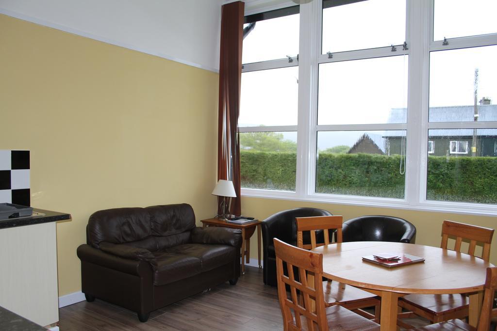The Old School Apartment Dalavich Bagian luar foto