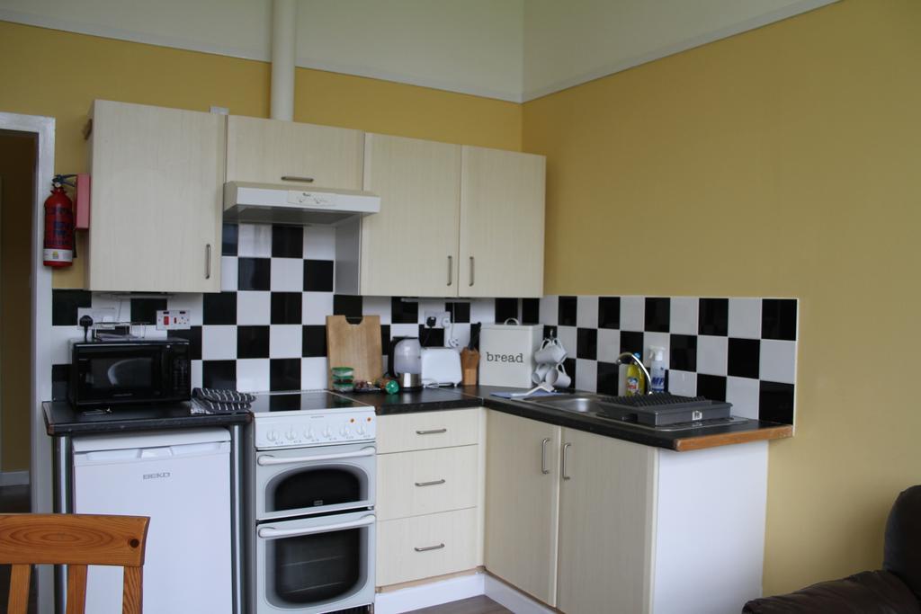 The Old School Apartment Dalavich Bagian luar foto